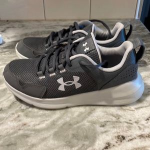 Boys size 4 under Armour sneakers. Barely worn.